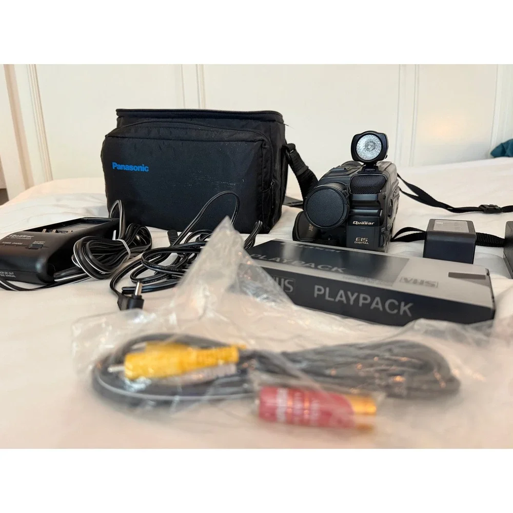 Quasar VM525 QuarterBack VHS-C Camcorder Bundle 80x Digital Zoom EIS Vintage Kit
